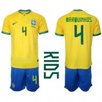 Camisa de Futebol Brasil Marquinhos #4 Equipamento Principal Infantil Mundo 2022 Manga Curta (+ Calças curtas)